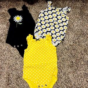 Size 0-3 months  set of 3 onesies bundle!!
